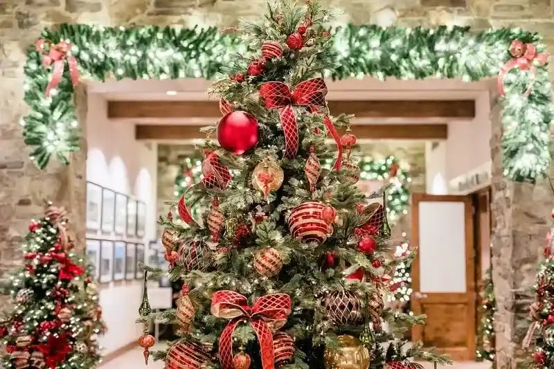 Oaks at Valencia Christmas Decor