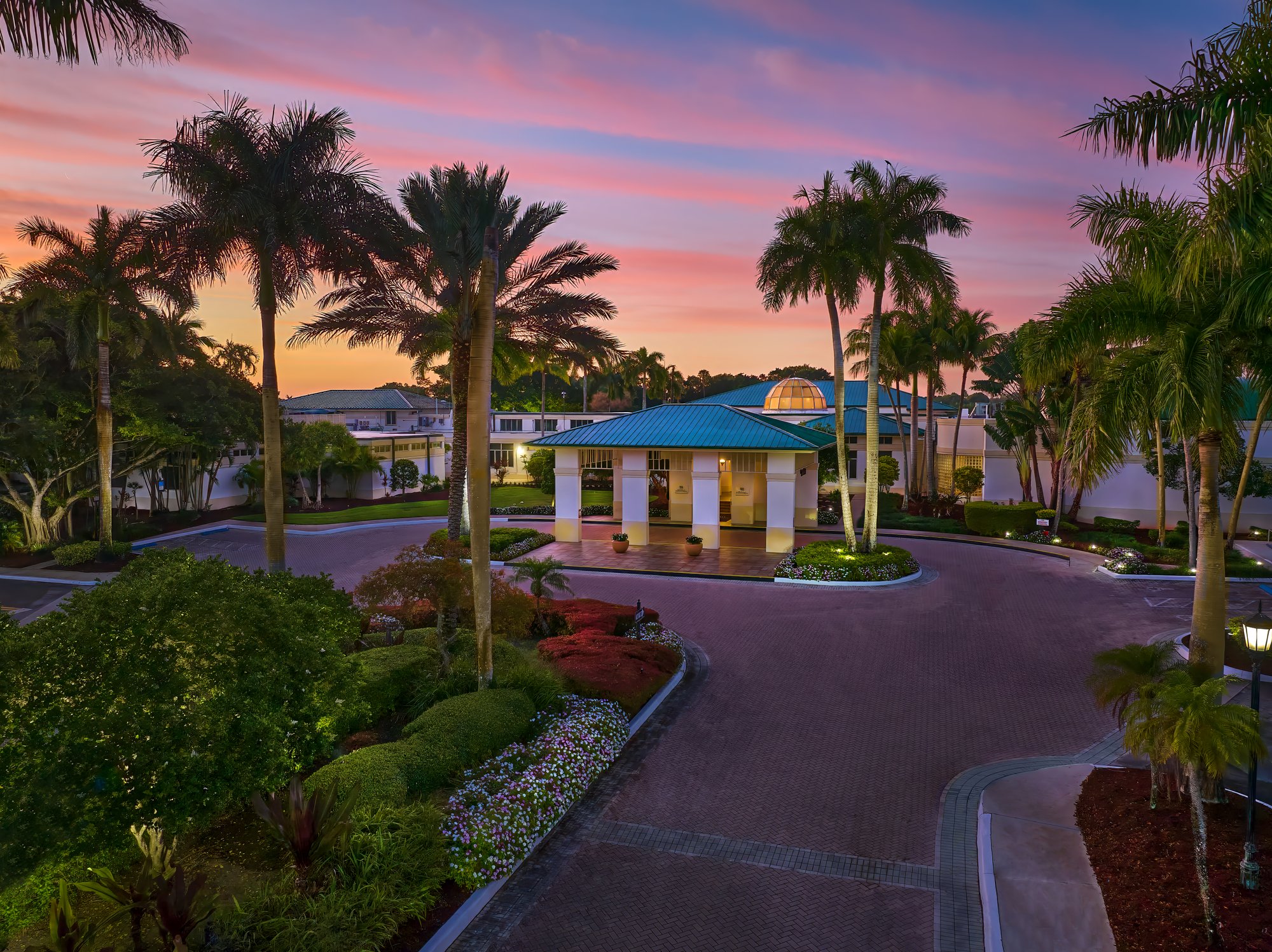 Weston Hills CC Entry Drive01