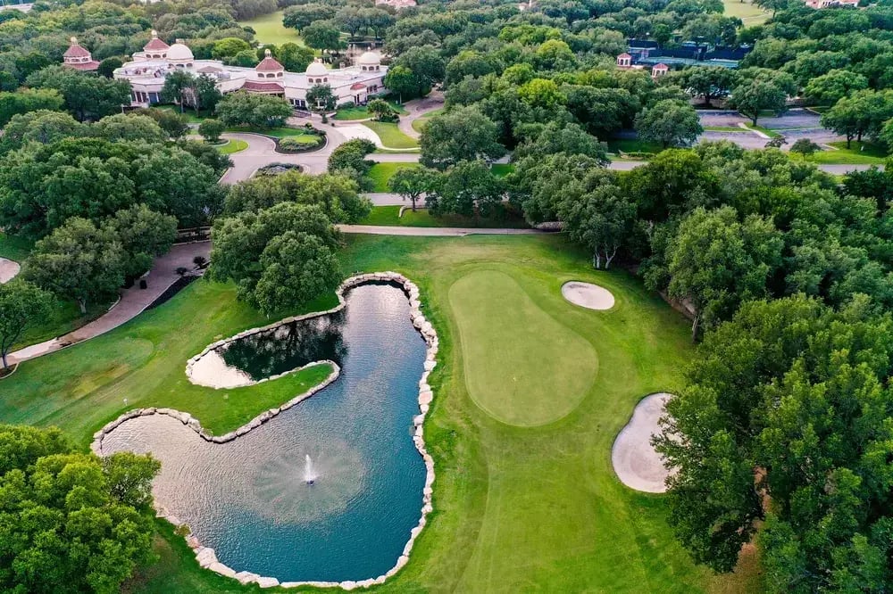Dominion clubhouse and fountain aerial